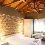Villavia - Sorocco & Ostria Retreats With Pool Access Apartment *